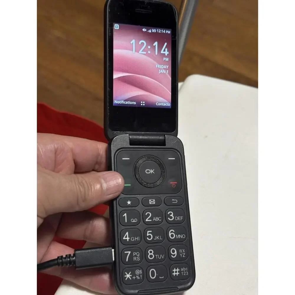 TCL Flip Pro 4GB (Black) Verizon 4G LTE Prepaid Flip Phone Excellent Condition